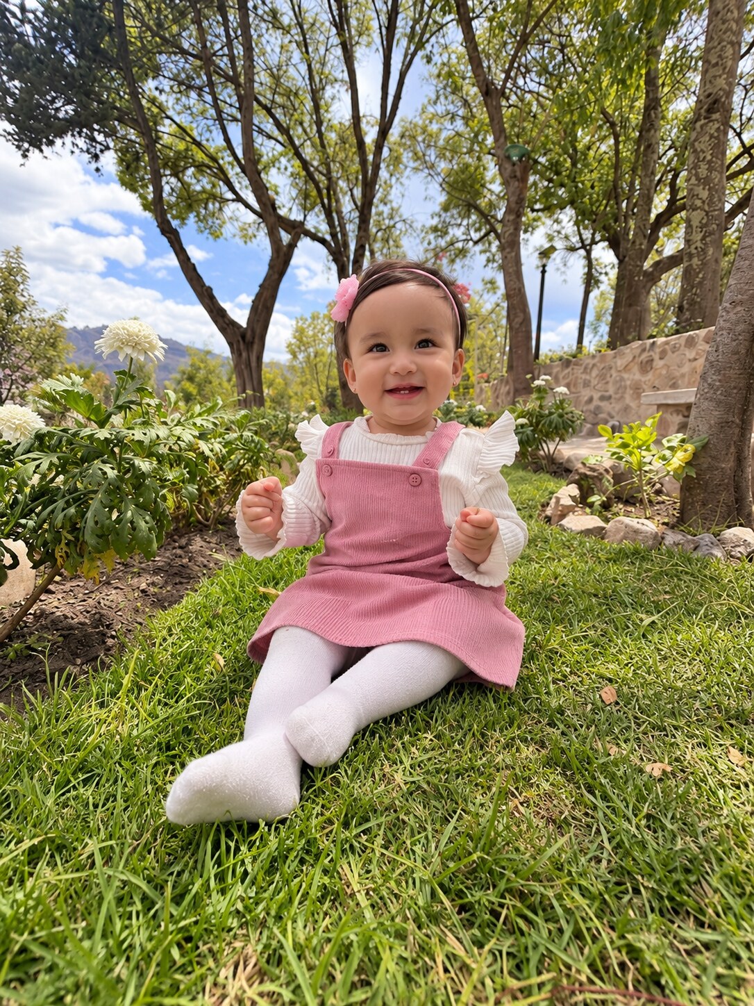 Miranda sonriendo en un jardín